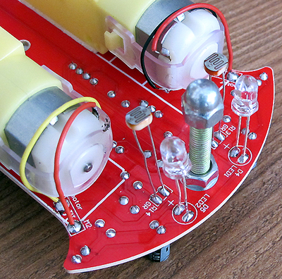 采用數(shù)字電路的循跡小車散件